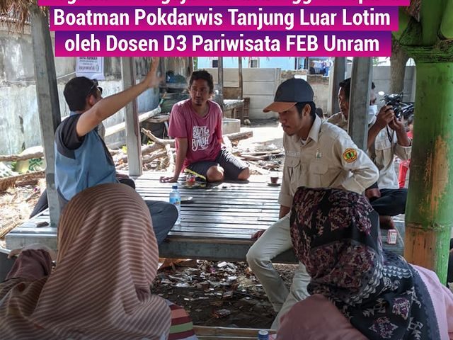 Mengajar bahasa Inggris kepada boatman pokdarwis Tanjung Luar